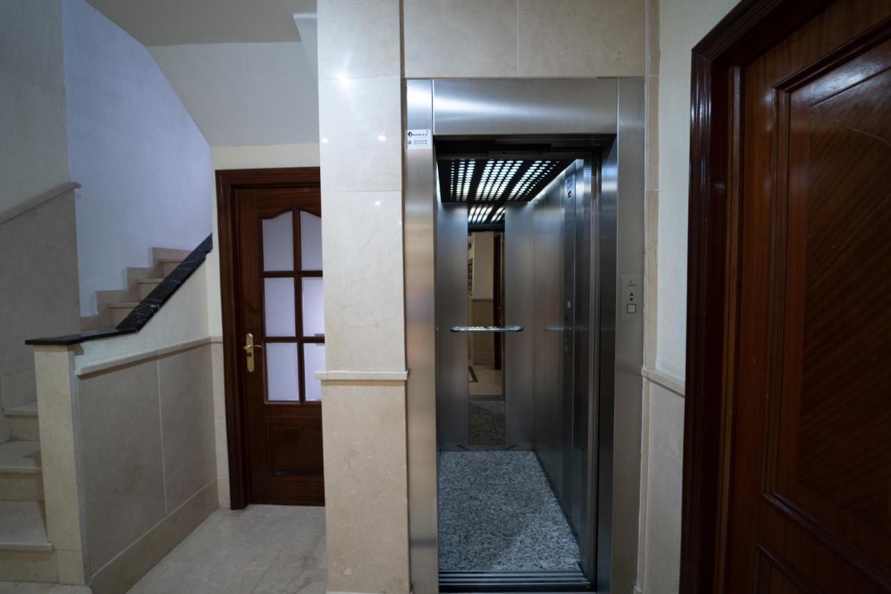 Larra Nervion Subway Tranvia Apartment Sevilla Bagian luar foto